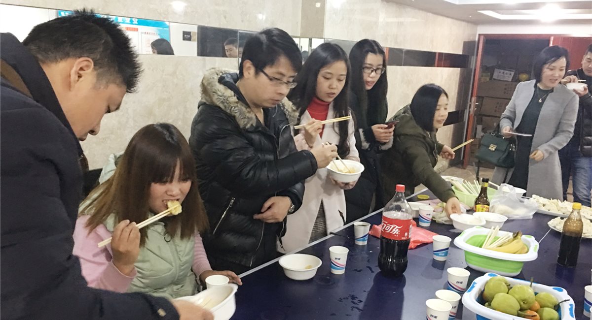 公司开展“冬至包饺子，，，，，，，快乐工作”活动