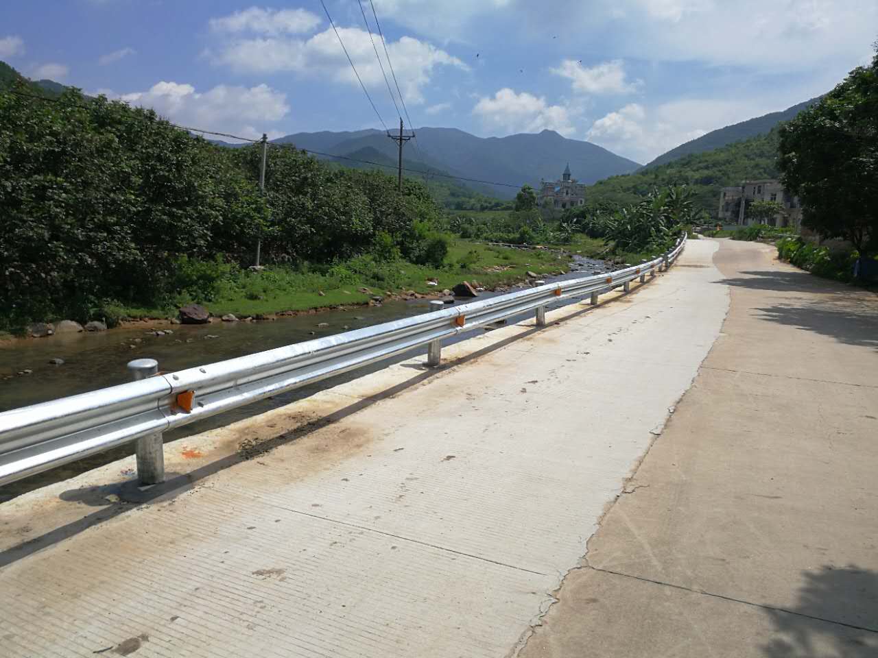 道路波形护栏防撞价格一般多少比较合适？？？？？